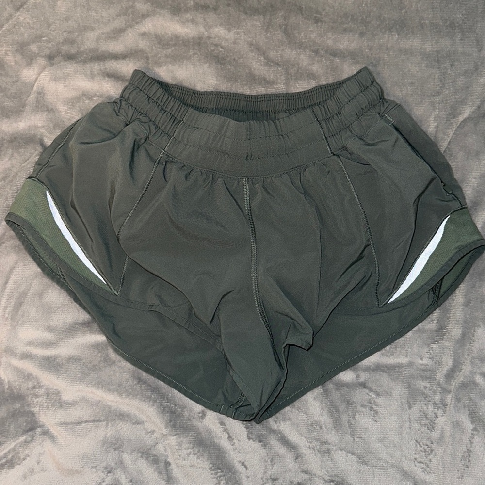 Lululemon - Hotty Hot Low-Rise Short 2.5”